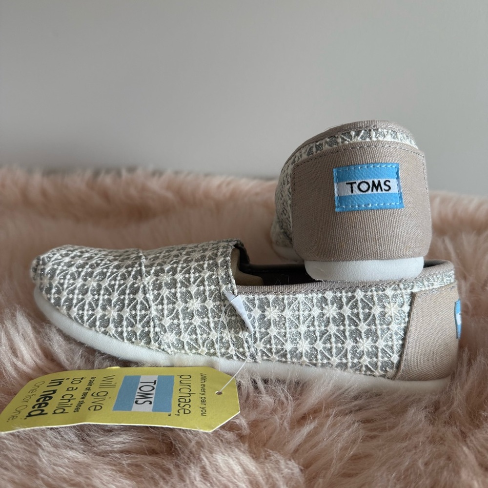 TOMS Kids' Silver Lace Glimmer Toms, New With Tags, Youth 5.5 (Women 7), Sparkly